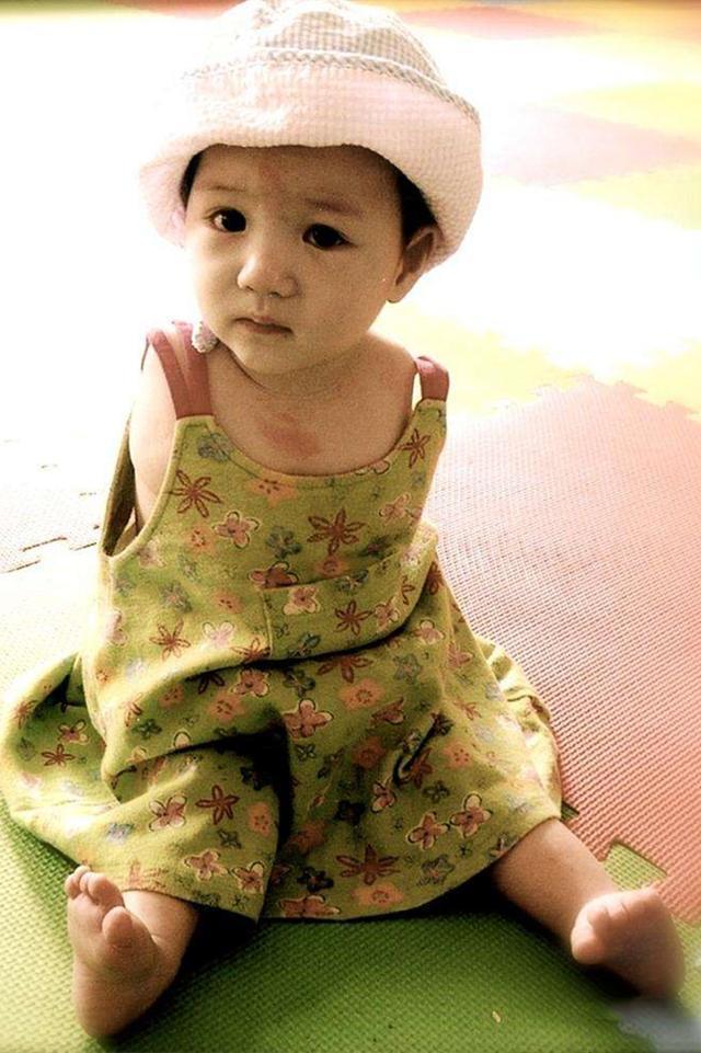 【超级宝妈】出生因没双臂惨遭遗弃,女孩2岁才被美国夫妇收养,孩子现在咋样