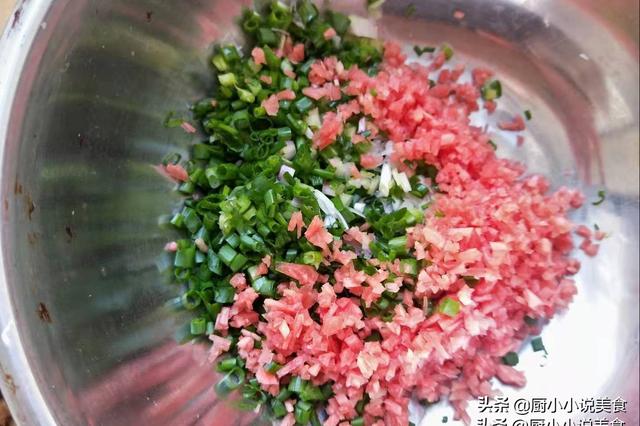 冬至到，我家饺子来凑热闹，这个素馅饺子好做又好吃，比肉馅的香