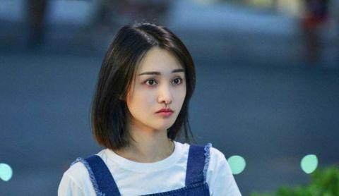 郑爽二手平台卖货引争议,免费送的T恤帽子转手卖500|文汇网