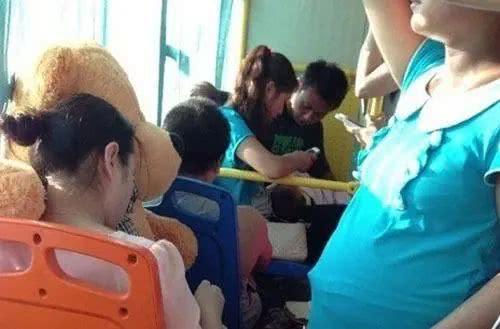 #你的育儿经#大妈为和孕妇抢座大骂：孩子早晚得掉！孕期坐公交如何维护特权？