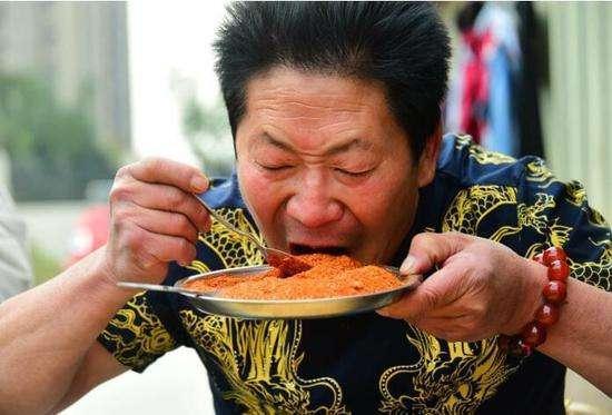 他被称为“中国辣王”，曾每天吃5斤辣椒配白酒，如今靠流食养胃