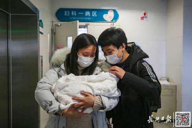 「你的育儿经」感染新冠肺炎的孕妈妈产女23天后，一家三口终于团聚了