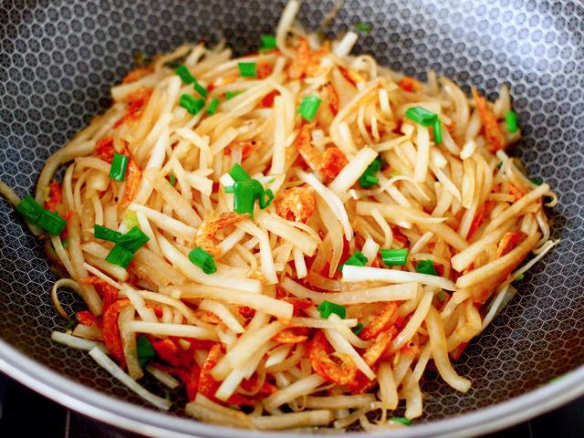 1根萝卜，1碗虾皮，洗一洗炒一炒，就能做成一道全家爱吃的小炒