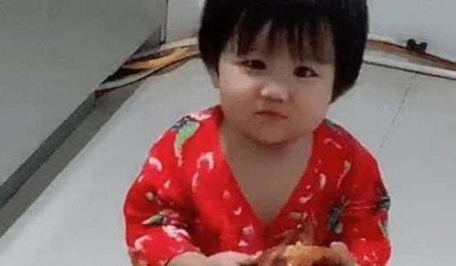 「你的育儿经」宝妈半夜找孩子，谁知孩子竟然在厨房偷吃，网友：孩子真可爱