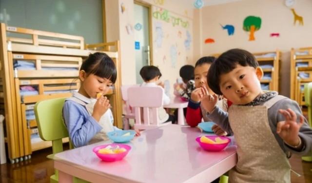 幼师晒园内午餐，家长眼尖发现其中猫腻，一番话后令园长语塞