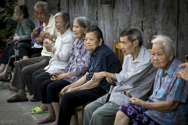 老两口同时患胃癌入院，医生痛惜：太多的老人为这个习惯买单了