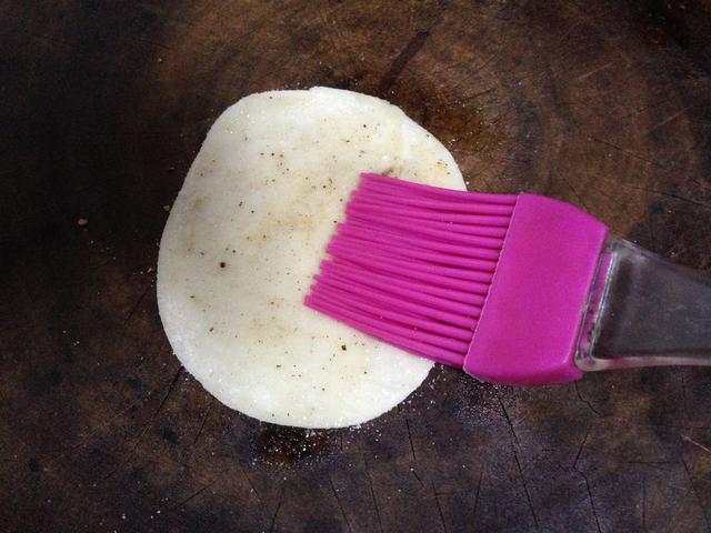 懒人版葱花饼做法，饺子皮就能轻松搞定，酥脆松软，比买的好吃