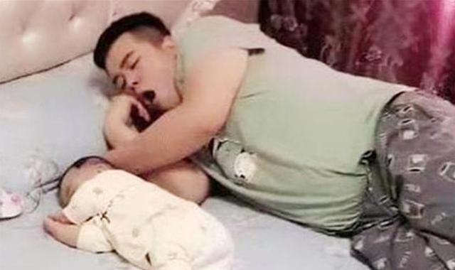 [你的育儿经]宝爸一觉醒来，第一时间去探宝宝鼻子，宝妈看到这一幕感动不已