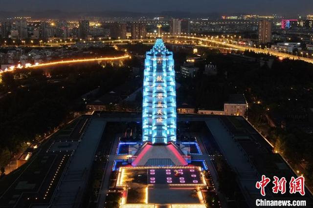 【中国新闻网】南京大报恩塔亮灯致敬“最美天使”