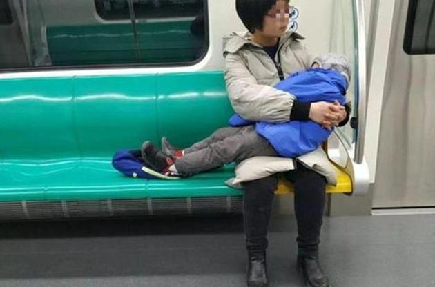 「超级宝妈」男孩乘地铁1人占3座,家长在一旁假装看不见,网友:没素质
