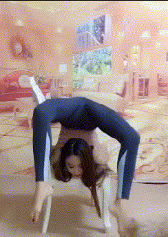 搞笑gif:酒场喝酒被挑衅了,怎么办?