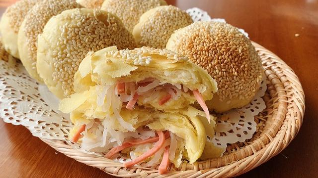 早餐又有新花样了！萝卜丝酥饼，松软可口，酥到掉渣吃时得用手接