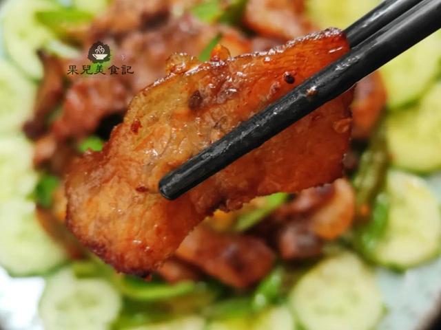 五花肉简单腌一腌，放锅里一煎，出锅后肥而不腻，吃着比烤肉还香