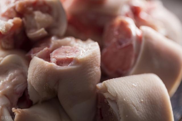 炖猪蹄时，不能直接下锅焯水，多做一步，猪蹄软烂入味，还没臭味