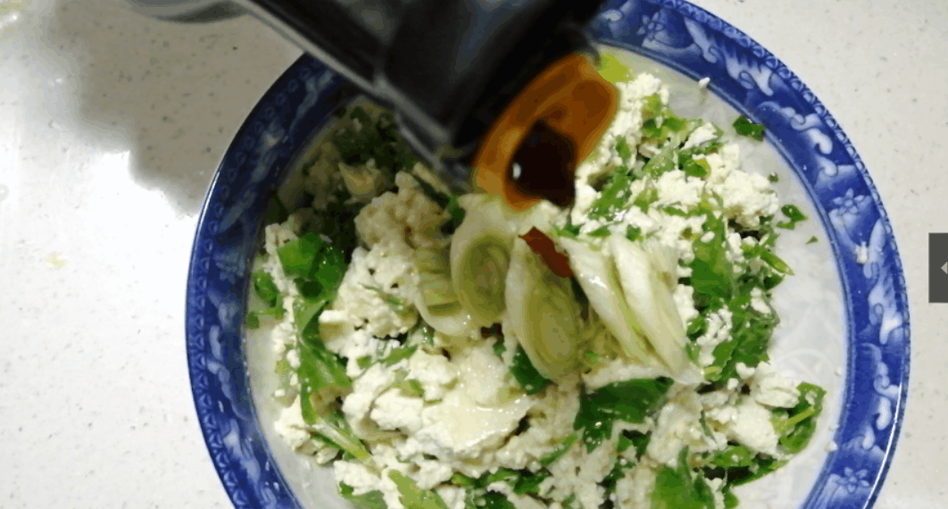 芹菜叶千万别再扔了，搭配2块钱食材，就能做出美味小凉菜