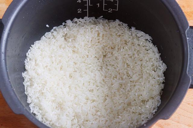 一个电饭锅解决晚饭，懒人福音一锅出，香糯清甜做法简单，太香了