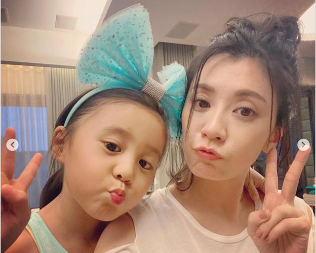 娇软甜伤|贾静雯晒女儿搞怪日常，咘咘背妈妈包要出门，给波妞烫成乱乱卷发