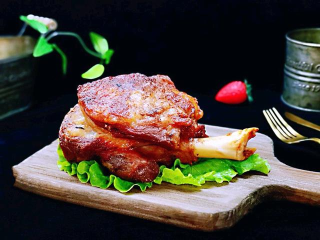 冬日小确幸美食，在家烤羊腿，外焦里嫩口感好，还能滋补身体