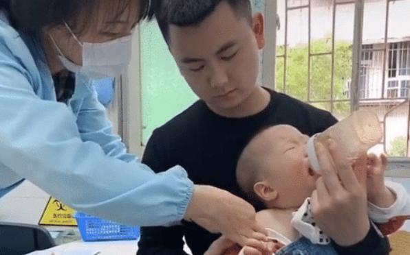 你的育儿经@“最惨宝宝”打预防针走红，孩子哭得稀里哗啦，爸爸乐得合不拢嘴