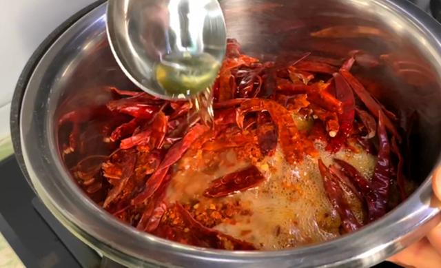 做辣椒油，直接淋热油是大忌，多加一步，辣椒油香辣红亮特入味