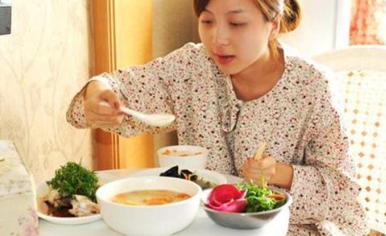 超级宝妈|准妈妈怀孕7个月，肚子比其他孕妇小一号，经过检查孕妈后悔不已
