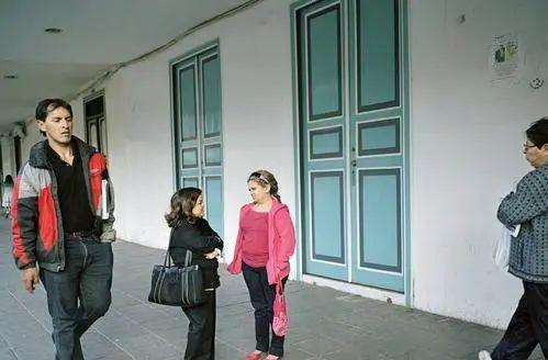 夫妻带双胞胎出行，孩子爸身高引关注，网友：我以为3个孩子