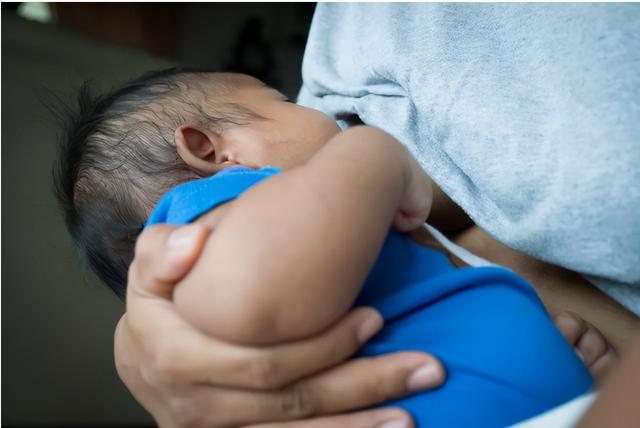 多余的母乳可以给老公喝吗？不妨听听过来人怎么说，别做错了后悔