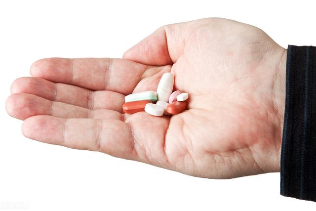 老年人关节疼痛僵硬，吃氨糖治疗就可以了？两类药物比氨糖更常用