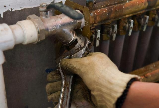 暖气进回水管反接会怎么样？劝你别尝试，暖气不热都是小事