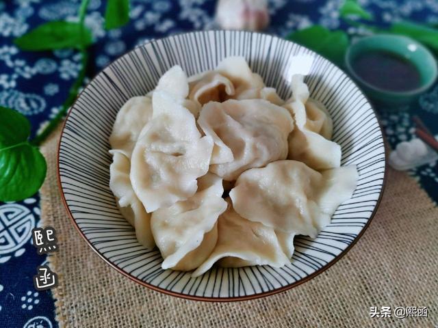 酸菜包饺子，这样调馅才够香，多加一勺它，鲜香味美吃不够