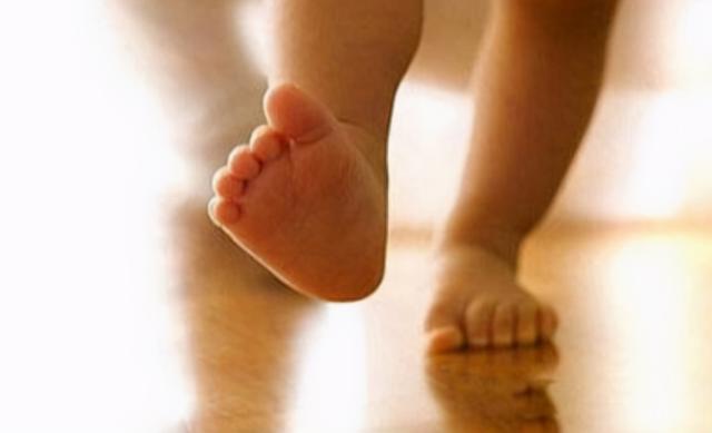 “为啥我家宝宝总爱脱袜子？”，宝妈无奈就医，这原因父母别忽视