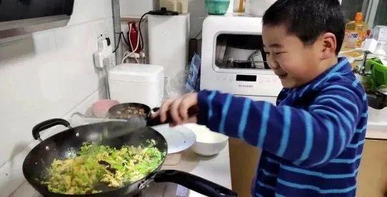 『你的育儿经』8岁男孩假期学会30道菜：孩子的未来从学会做饭开始