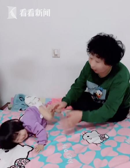 宝宝|&quot;戏精&quot;上身！为增强宝宝安全意识 姥姥操碎了心