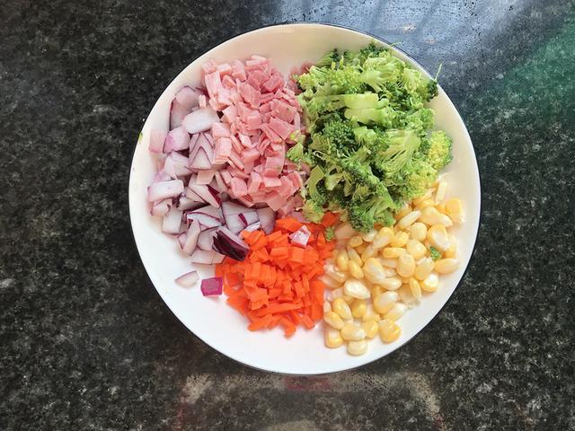 别在吃蛋挞了，尝尝这个“土豆杂蔬塔”：多元化的味道组合，真香