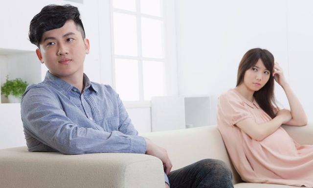 「超级宝妈」母乳太多怎么办？年轻宝妈给自家丈夫留，医生：简直胡闹