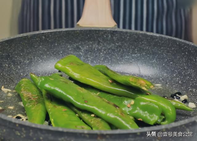 虎皮青椒这样做才好吃，加入豆豉简单炒制，鲜香入味，家人都爱吃