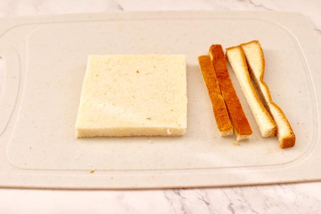 蓝莓香蕉吐司卷，我家早餐就吃它，卷一卷就做好，带便当特有面子