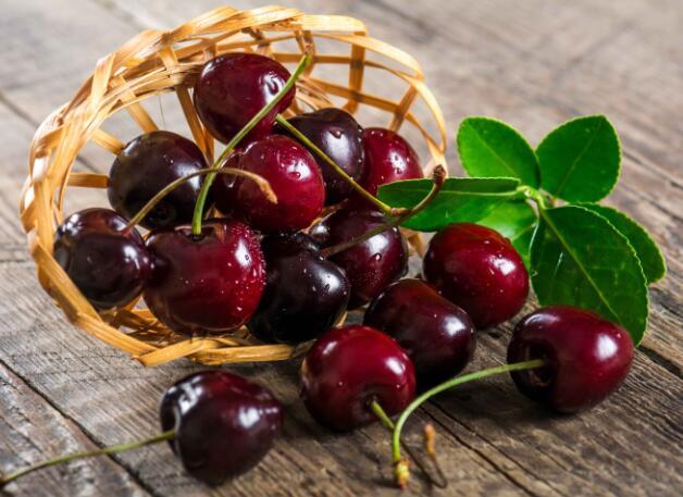 医生告诫：痛风患者的三种习惯，正在损伤你的关节，就是纠正