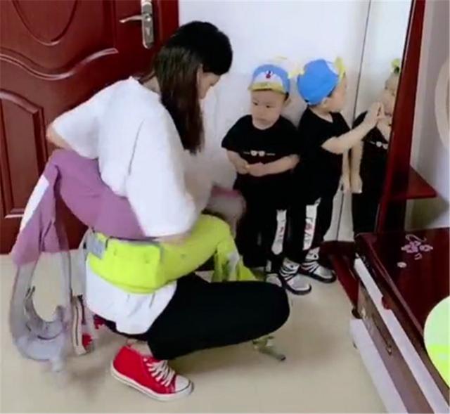 超级宝妈■二胎妈妈带娃出门有多辛苦?看完之后很多人泪目:当妈真不容易