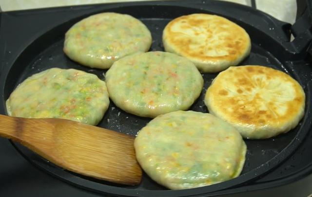 冬天就爱做这锅烙饼，不用发面也软和，薄皮大馅，一次至少吃5张