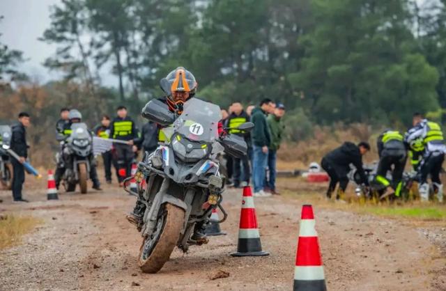 骑502X下场地越野，TRK训练营教你如何正确骑ADV越野