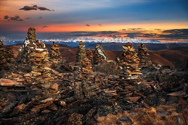 #旅行百事通#夕阳映照下的贡嘎山,让人在净化之中升华灵魂