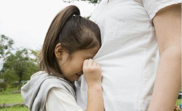 前妻病重我照顾3天，女儿抱着不叫我走，媳妇发来8字短信我懵了