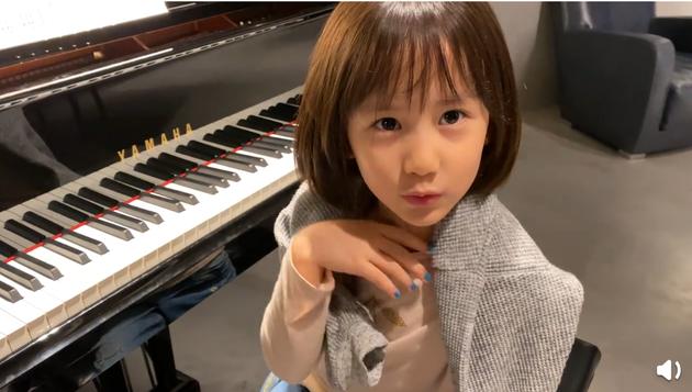 多妹练琴间隙戏精上身 模仿白骨精笑声很魔性影视交流地