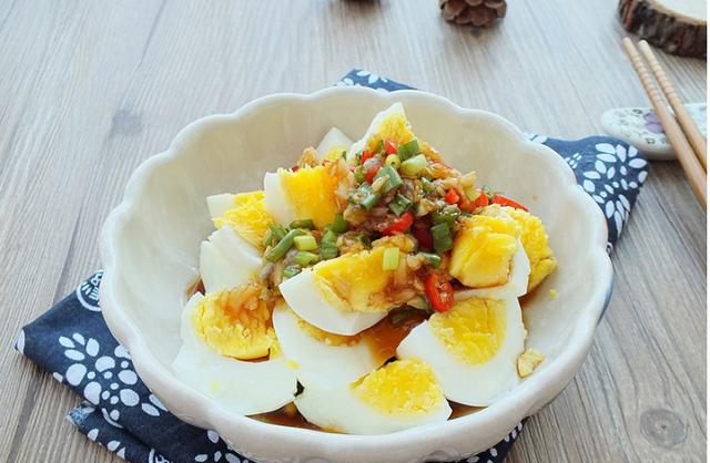 来到东北才知道，大蒜还有这吃法，跟鸡蛋一起吃，给红烧肉也不换