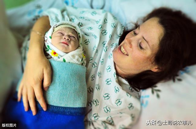 「超级宝妈」在产房陪老婆生孩子，老公吓着了，真的没想到女人生孩子这么痛苦