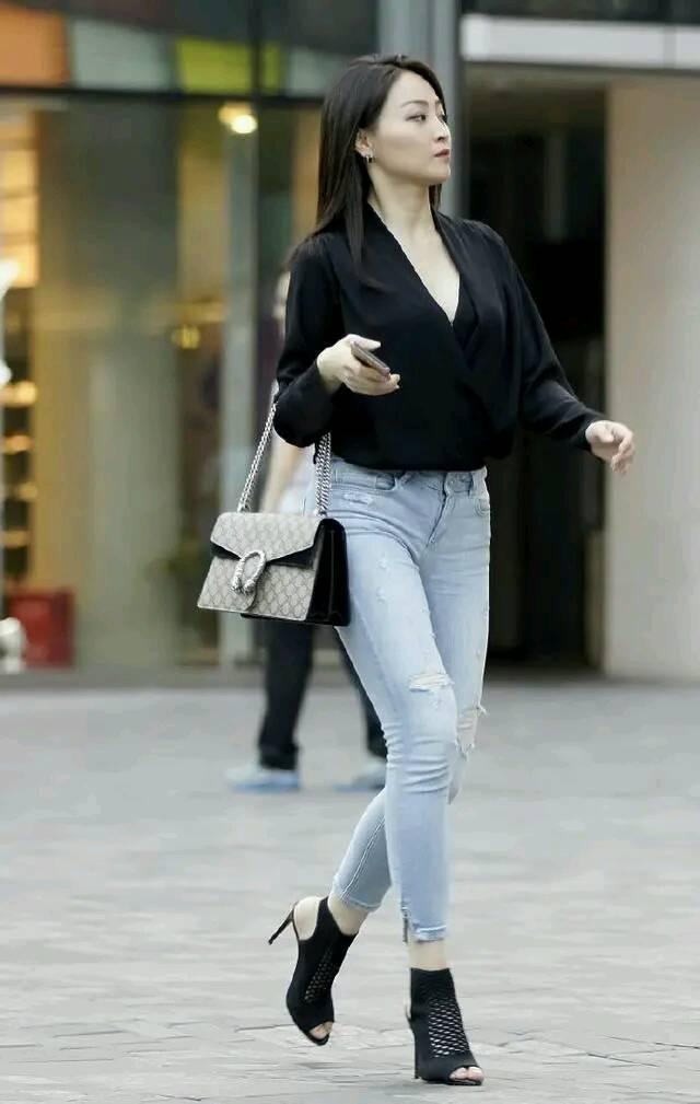 普拉达女王靴子改成凉鞋，只需开几个“洞”，可感觉还是“捂得慌”