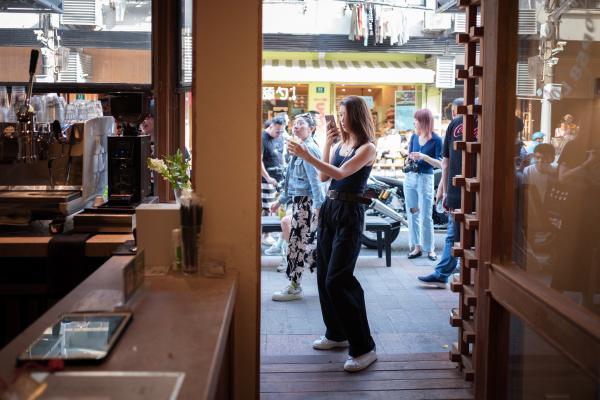 永康|听网红爷叔侃咖啡经、喝张文宏点赞的特调……荡荡这条上海小马路，百味杂陈