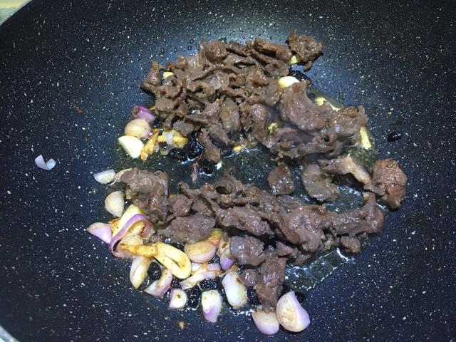 冬天多吃牛肉，滋补身体还御寒，用凉瓜炒，好吃不油腻