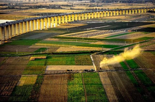 「你的育儿经」书架上的最美中国纪录片《这里是中国》,每一页都震撼人心